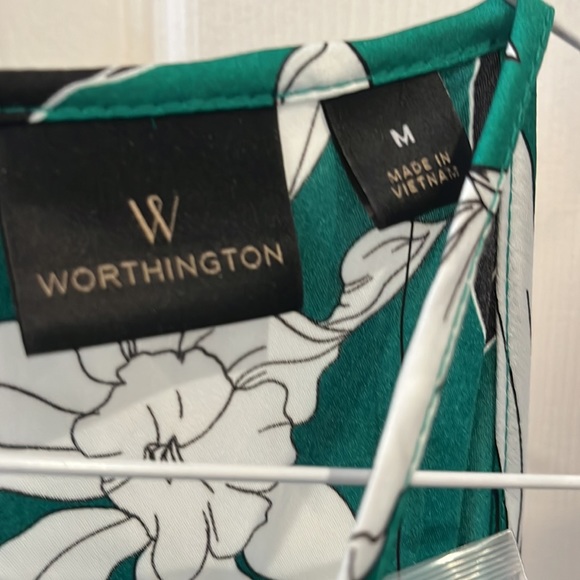 NWT satin handkerchief green top sleeveless - Picture 2 of 3